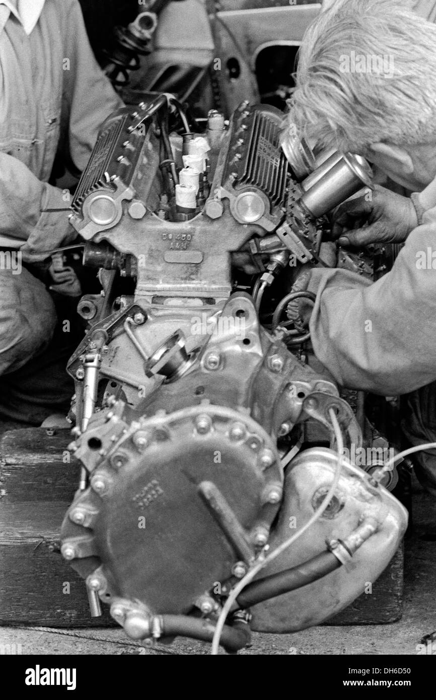 BRM specialista del motore Willie Southcott lavorando su P261 motore V8, Graham Hill's car al GP di Germania, Germania 1964. Foto Stock