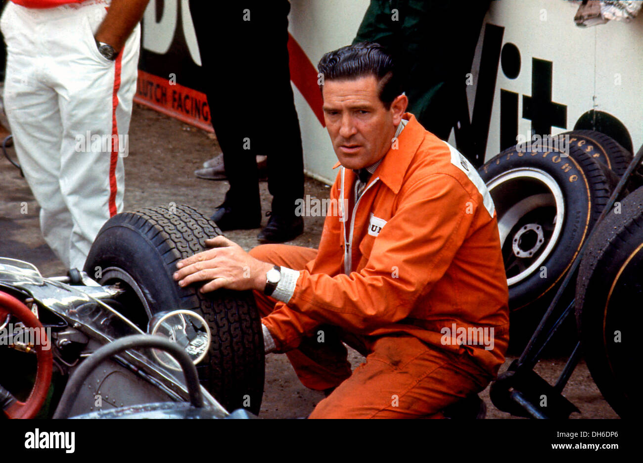 Cirillo Atkins meccanico per il team BRM con P261 vettura ai box. 1966. Foto Stock