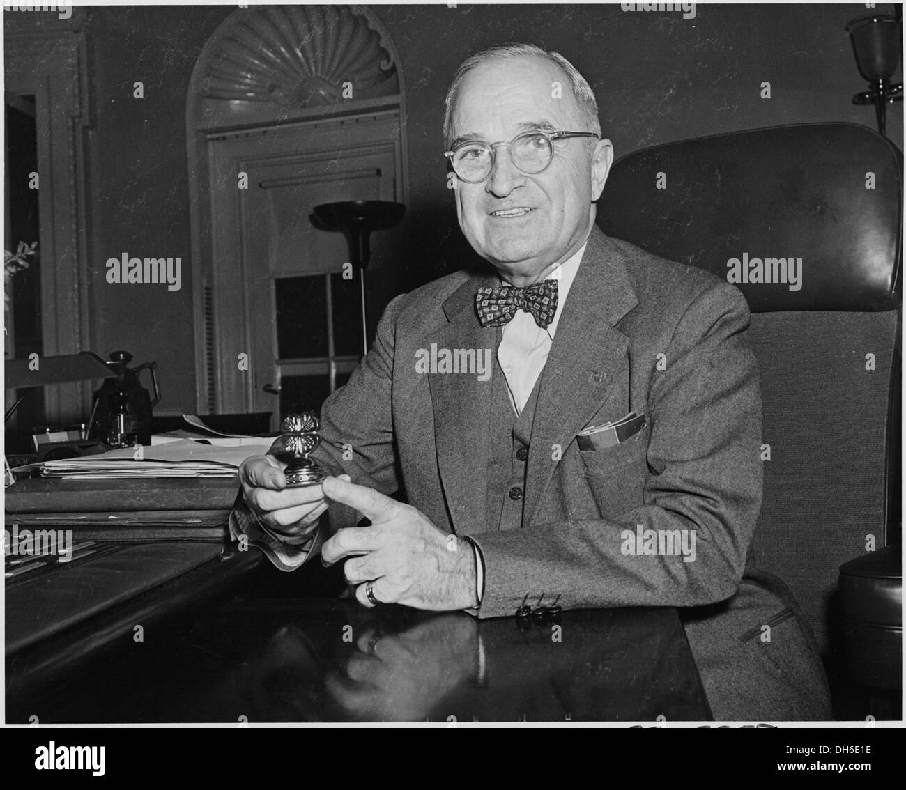 Una fotografia del presidente Harry S. Truman nell'ufficio ovale, con un quadrifoglio, catturato durante la sua presidenza. Foto Stock