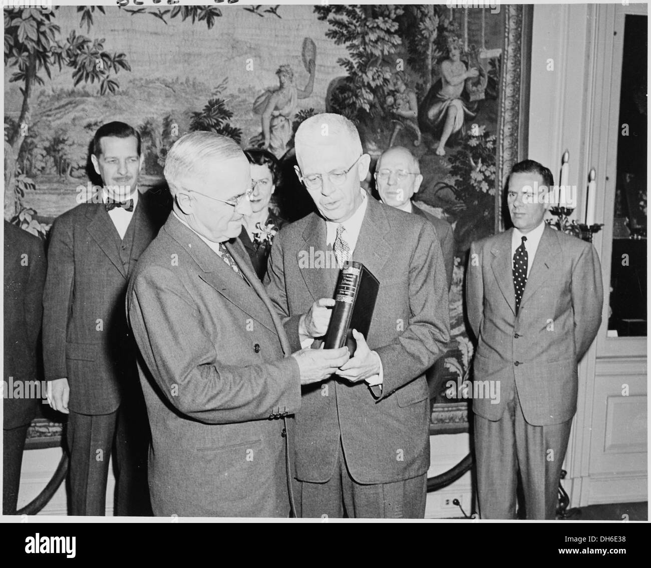 Il presidente Truman riceve la prima copia del volume uno di una pubblicazione significativa presso la Biblioteca del Congresso, evidenziando il suo ruolo presidenziale. Foto Stock