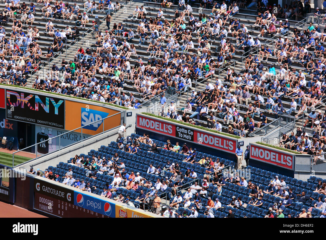 Campo destro bleachers allo Yankee Stadium, il Bronx, New York, Stati Uniti d'America. Foto Stock