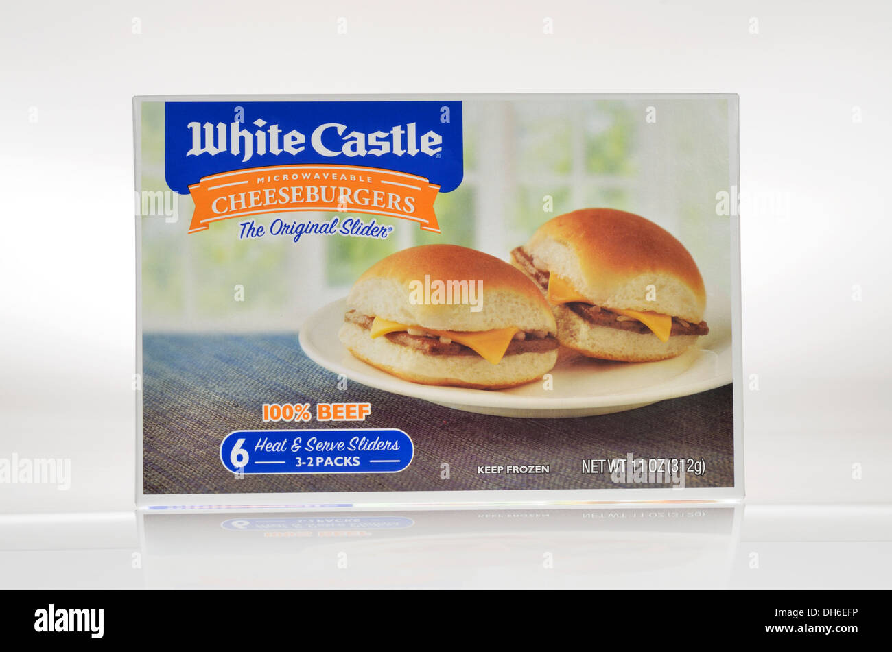 Confezione chiusa del castello bianco congelati cheeseburger su sfondo bianco ritaglio. Stati Uniti d'America Foto Stock