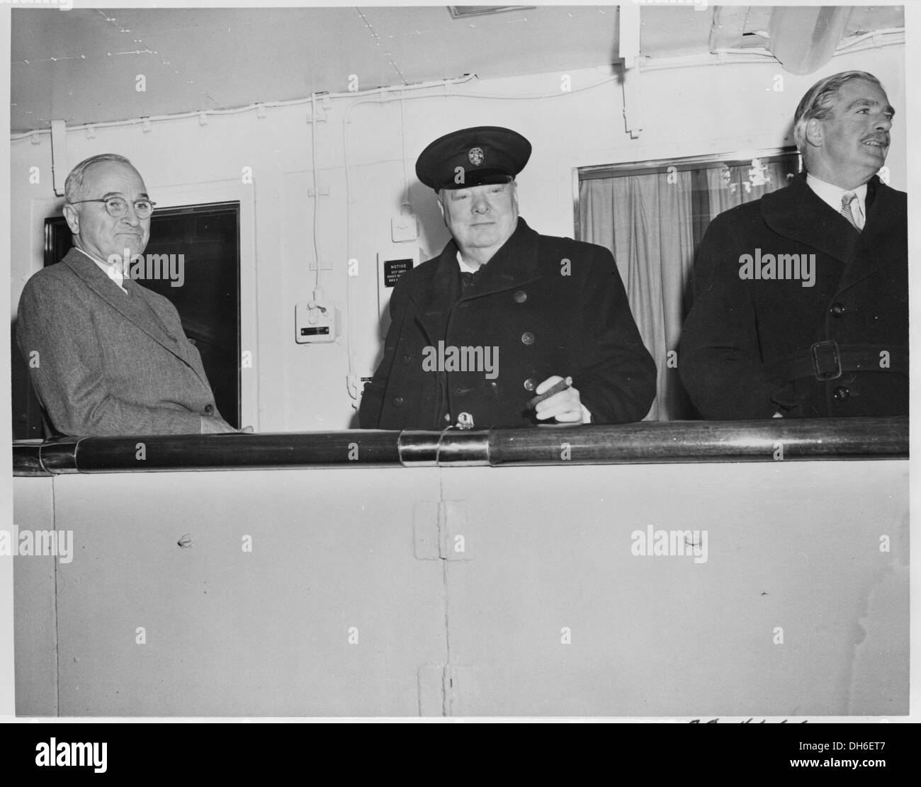 Una fotografia del presidente Harry S. Truman con il primo ministro britannico Winston Churchill e il ministro degli Esteri britannico Anthony Eden, probabilmente scattata durante una conferenza in tempo di guerra, che illustra le strette relazioni diplomatiche tra gli Stati Uniti e il Regno Unito durante e dopo la seconda guerra mondiale Foto Stock
