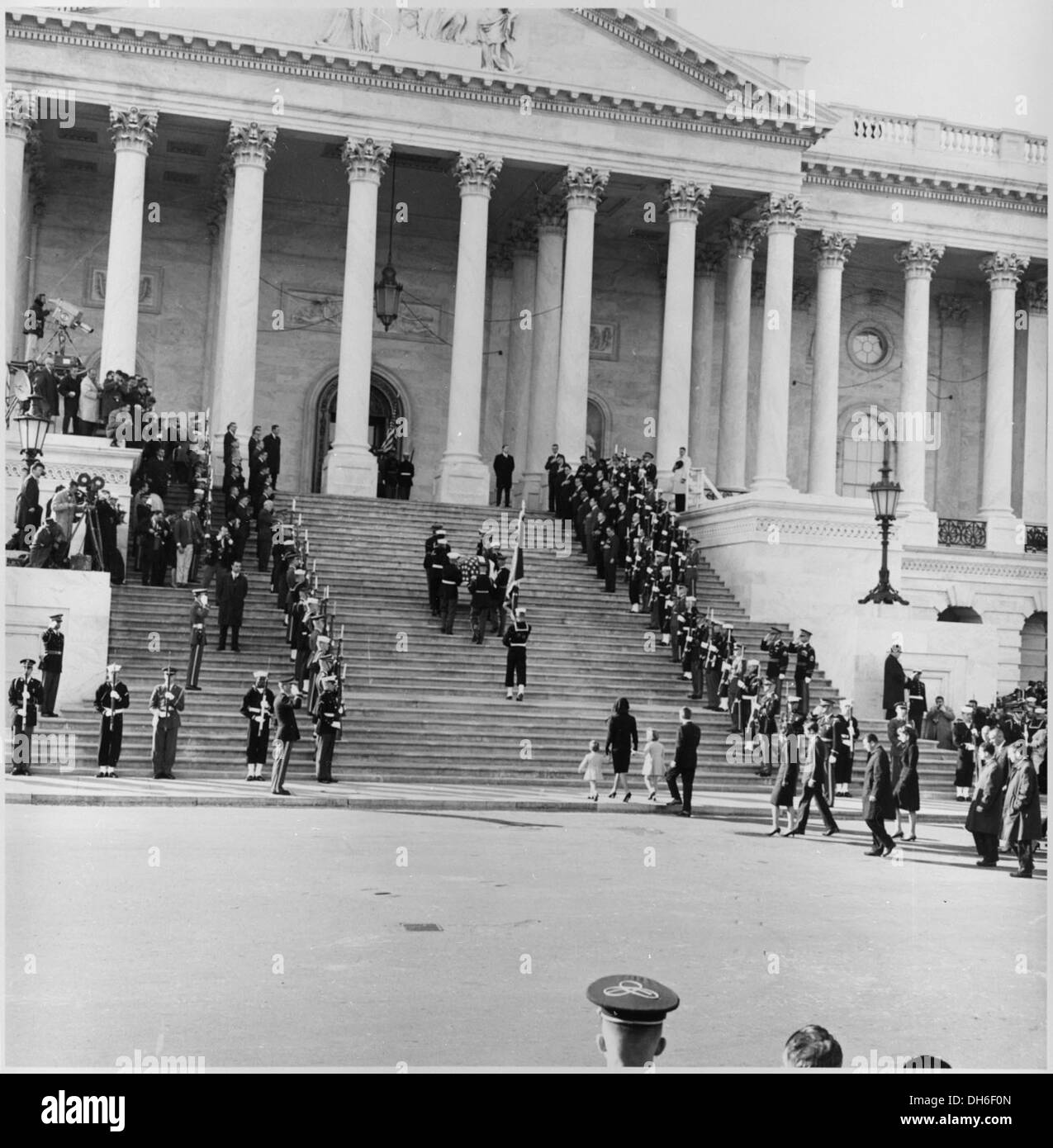 Questa fotografia cattura i militari che trasportano la bara del presidente John F. Kennedy sui gradini del Campidoglio degli Stati Uniti. La sommersa processione ebbe luogo dopo il suo assassinio nel 1963. Foto Stock