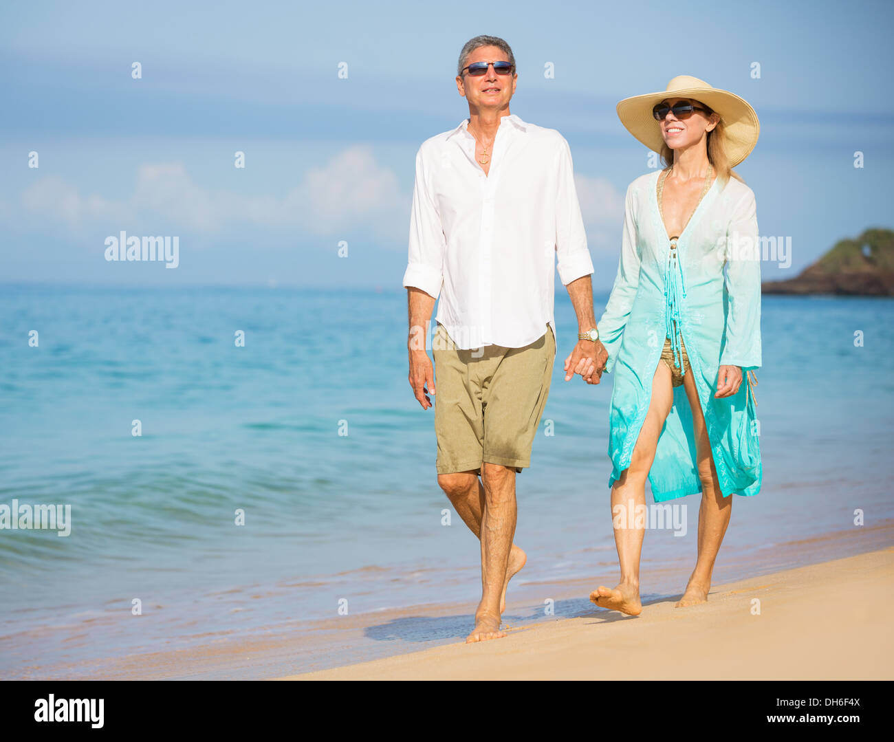 Felice coppia senior sulla spiaggia. Il pensionamento Luxury Resort tropicale Foto Stock