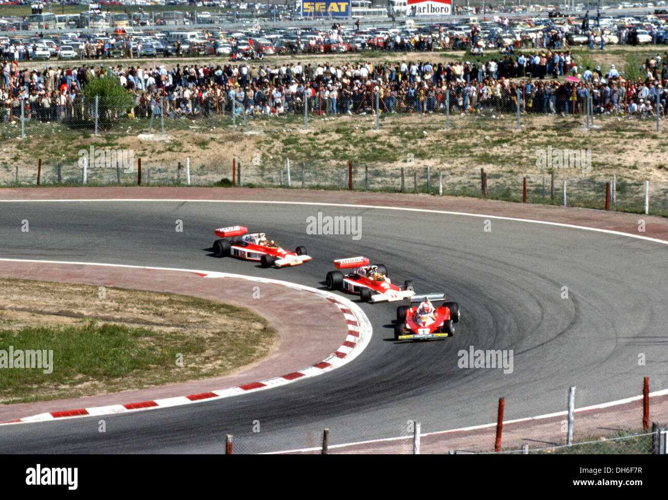Niki Lauda in No1 Ferrari 312T2 conduce James Hunt e Jochen Mass in Mclaren. GP di Spagna a Jarama, Spagna 2 maggio 1976. Foto Stock