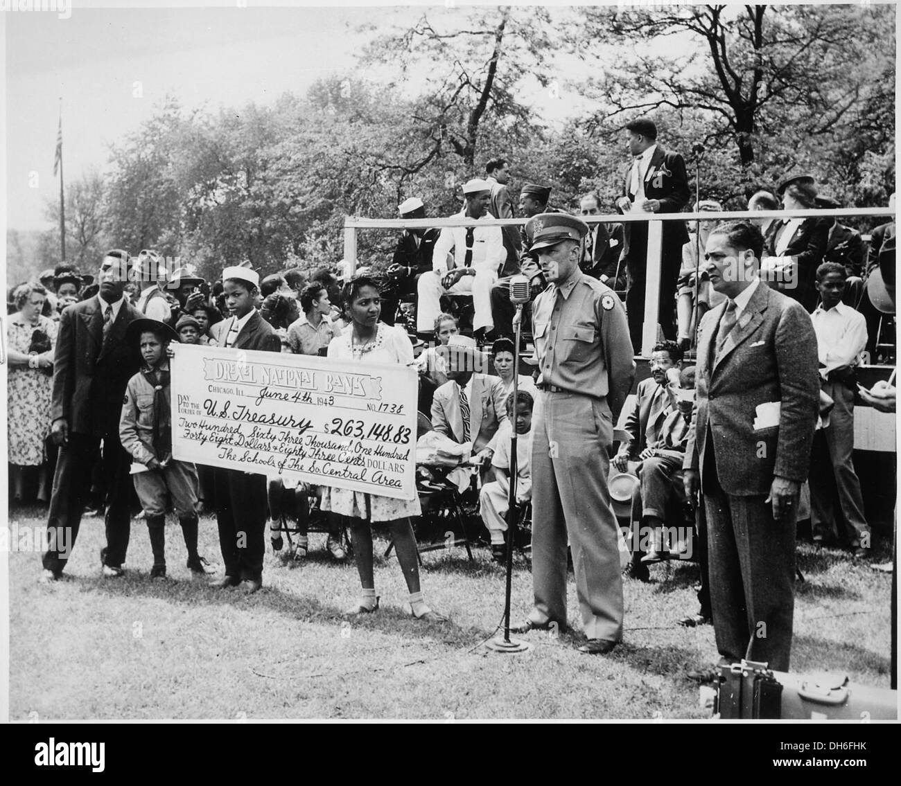 I bambini delle scuole pubbliche del distretto centro-meridionale di Chicago raccolsero 263.148,83 dollari in obbligazioni di guerra e francobolli, dimostrando il loro sostegno allo sforzo degli Stati Uniti durante la seconda guerra mondiale Foto Stock