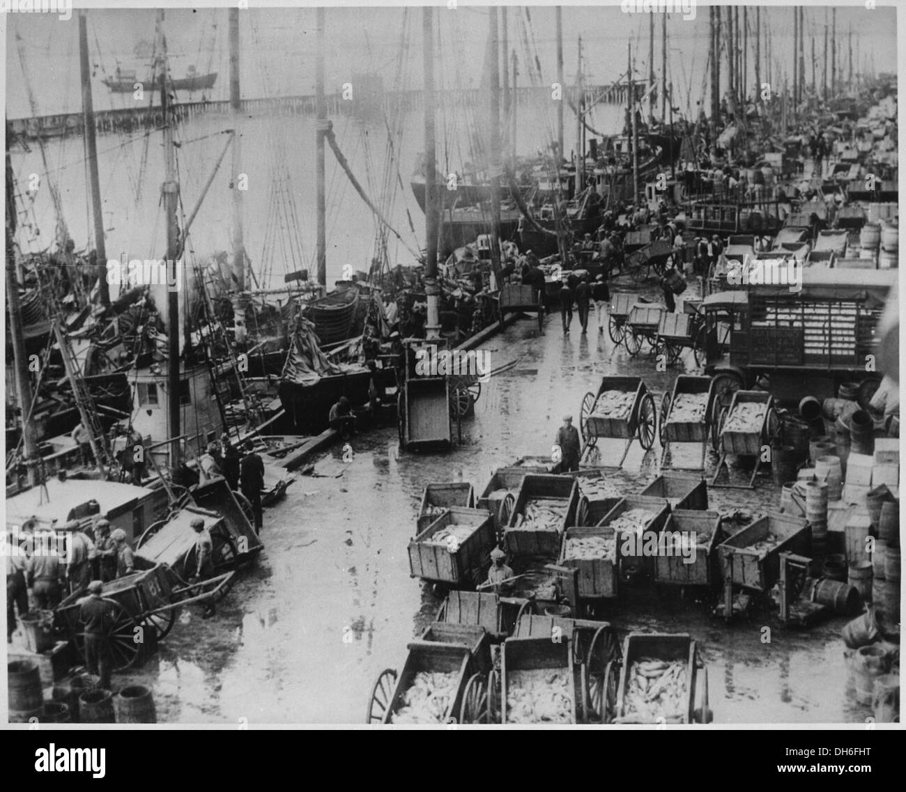 La pioggia-spazzata di Boston il molo del Pesce, affollato con pesce carrelli, barche da pesca e operai, ca. 1950 541953 Foto Stock