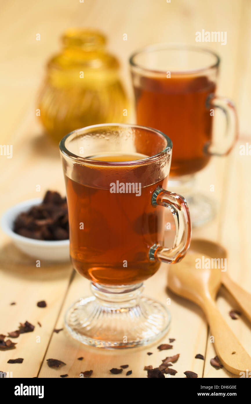 Fresco di cioccolata calda tè alle erbe fatta di guscio di cacao fiocchi, che è ricco di flavonoidi e antiossidanti, servito in bicchieri Foto Stock