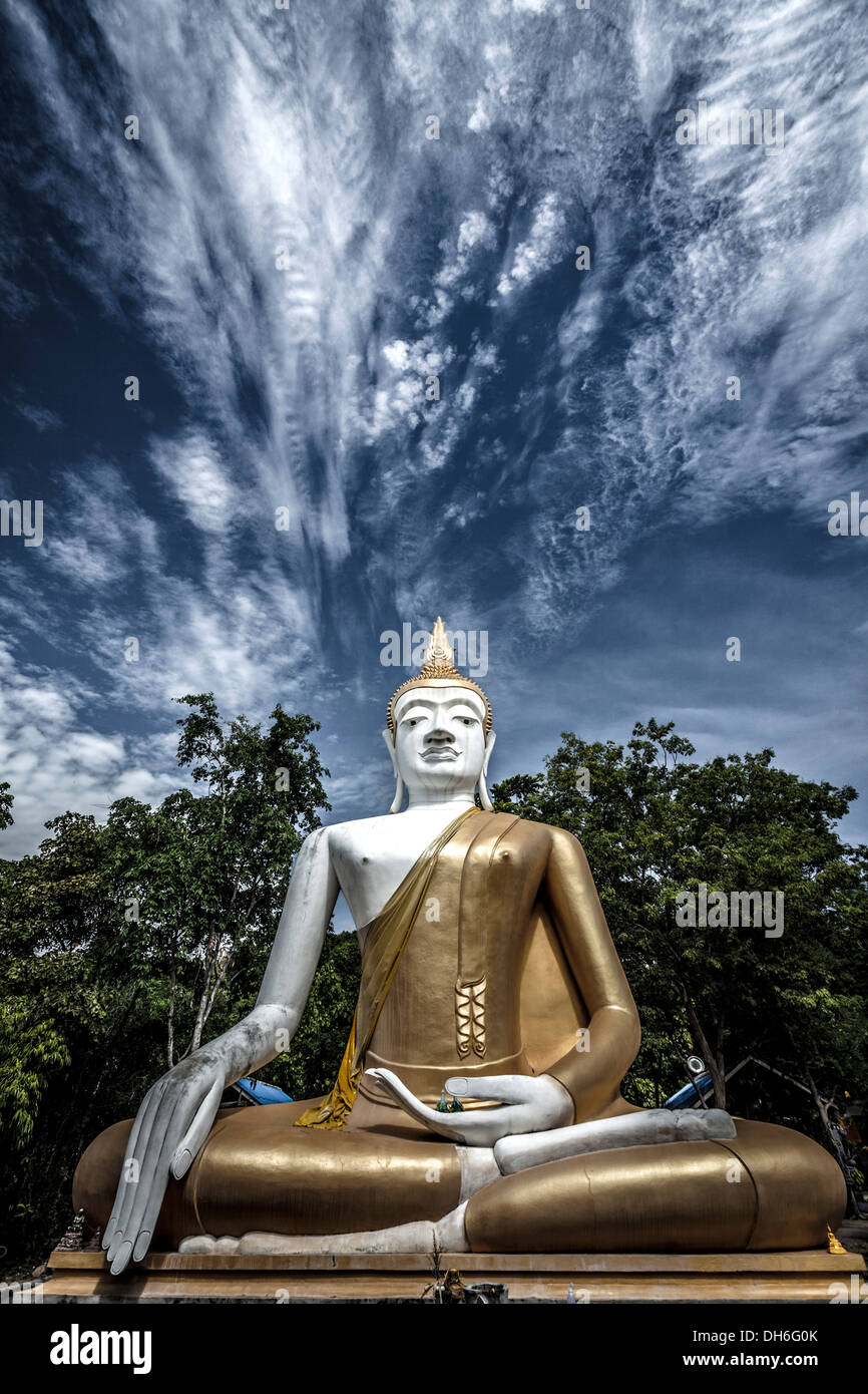 Golden Buddha contro un cielo drammatico, Eitisukato tempio buddista di Hua Hin Tailandia, S.E. Asia Foto Stock