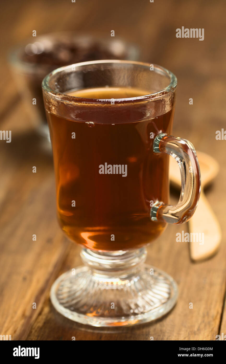 Fresco di cioccolata calda tè alle erbe fatta di guscio di cacao fiocchi, che è ricco di flavonoidi e antiossidanti, servita in vetro Foto Stock