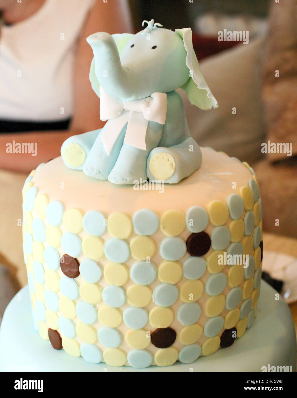 Gustosa celebrazione torta decorata con elefante figura Foto Stock