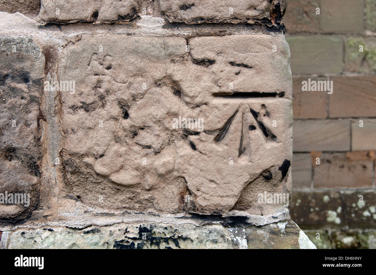 Un punto di riferimento sulla parete della chiesa di St. Michael, Stoke prima, Worcestershire, Regno Unito Foto Stock