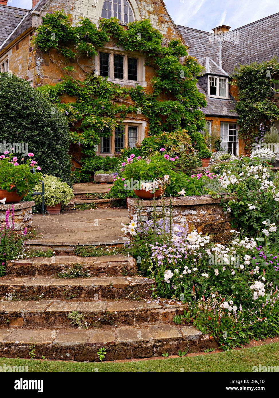 Pietra ricurva passi in Coton Manor Gardens, Coton Manor, Coton, Northamptonshire, England, Regno Unito Foto Stock