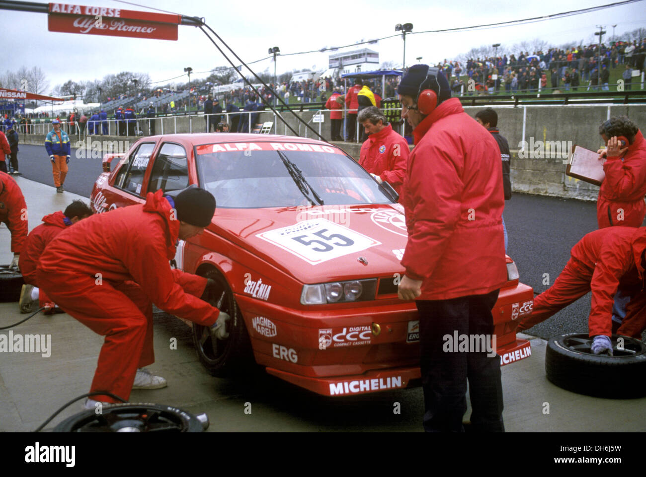 Gabriele Tarquini in un Alfa Romeo 155T in box, Brands Hatch, Inghilterra 1994. Foto Stock