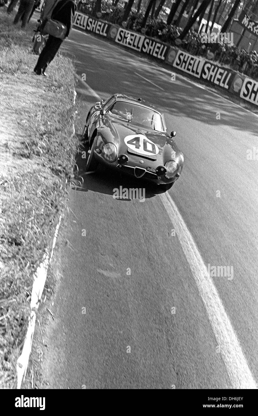 Giampiero Biscaldi l'Alfa Romeo TZ racing a Le Mans, Francia 1964. Foto Stock