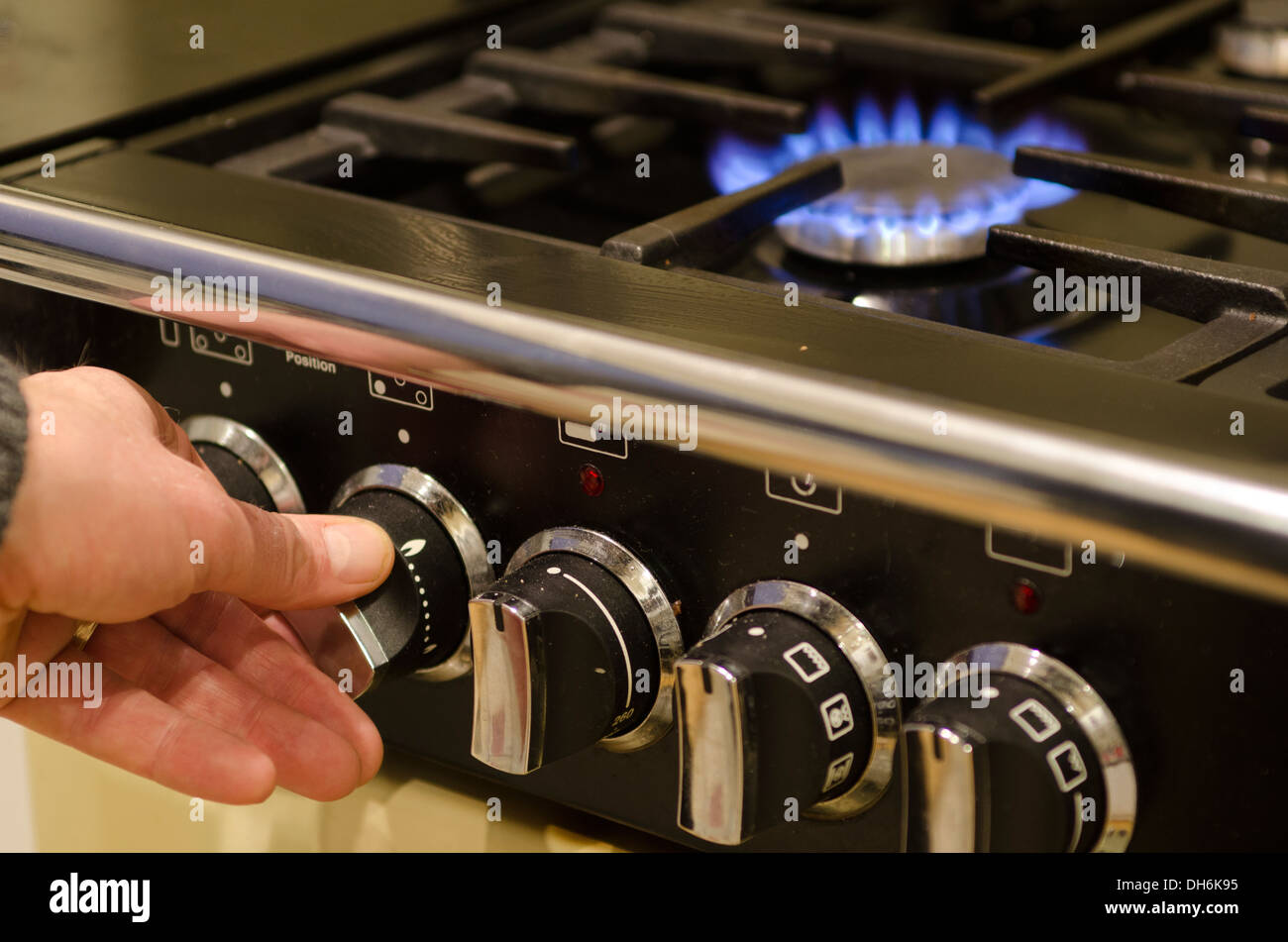 Regolare la manopola di comando sulla parte anteriore del forno a gas Foto Stock