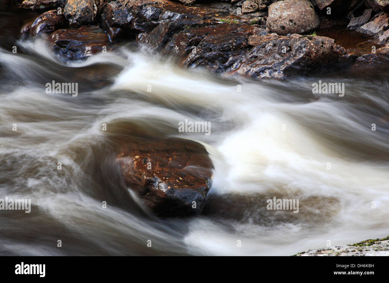Una vista creativo di acqua che scorre nel fiume Muick vicino a Ballater, Aberdeenshire, Scotland, Regno Unito. Foto Stock