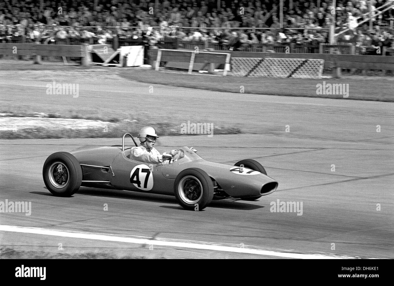 Gavin ci serviamo di MRD, il primo prototipo di Brabham racing car disegnato da Ron Tauranac. Formula Junior gara, Goodwood, Inghilterra 1961. Foto Stock