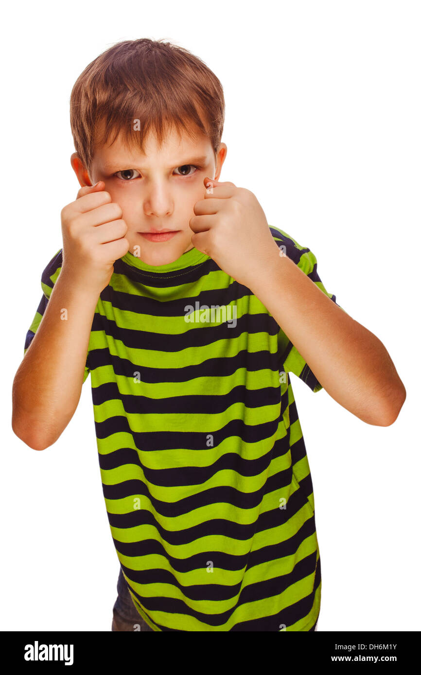 Bambino ragazzo biondo bully arrabbiato cattivo aggressivo combatte in striped camicia verde isolato su sfondo bianco. Foto Stock