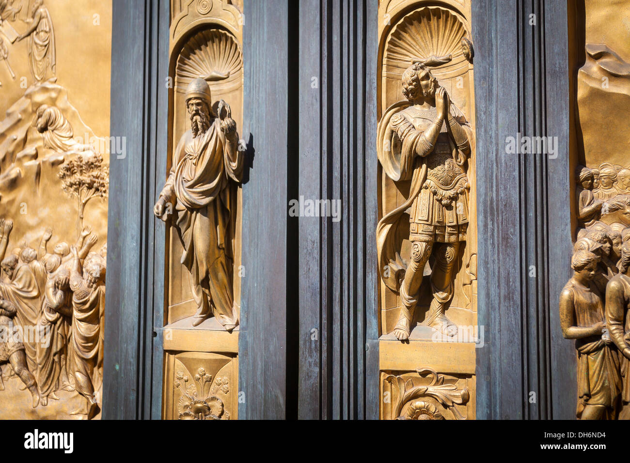 Dettaglio con soldier pregando sulla porta del Paradiso - Battistero di San Giovanni, Firenze Italia Foto Stock