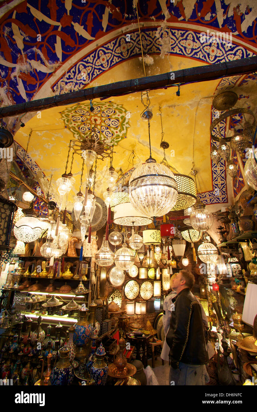 Colorata lampada turca sospesa sul soffitto del Dubai Gold Souk Bazaar,  lampade multicolore per la decorazione degli interni, migliori posti da  visitare a Du Foto stock - Alamy