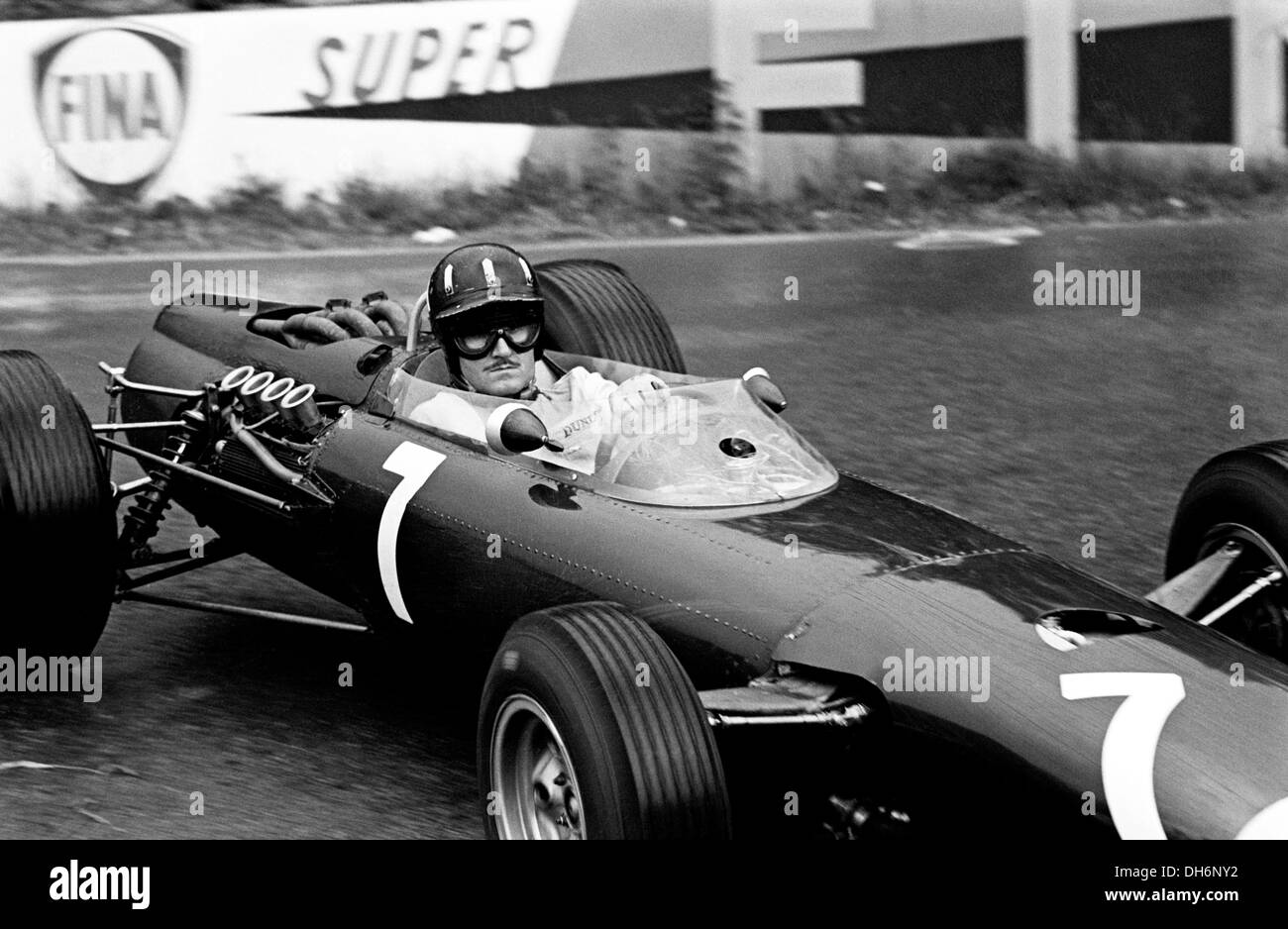 Graham Hill racing in una BRM P261 presso La Source tornante, Gran Premio del Belgio di Francorchamps, Belgio 13 giugno 1965. Foto Stock
