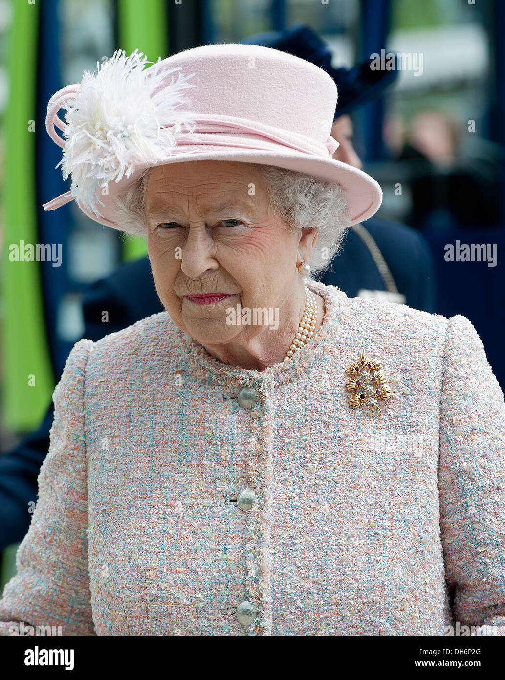 Sua Maestà la Regina Elisabetta II durante la sua visita al Consiglio per la ricerca medica - Laboratorio di Biologia Molecolare di Cambridge sulla XXIII Foto Stock