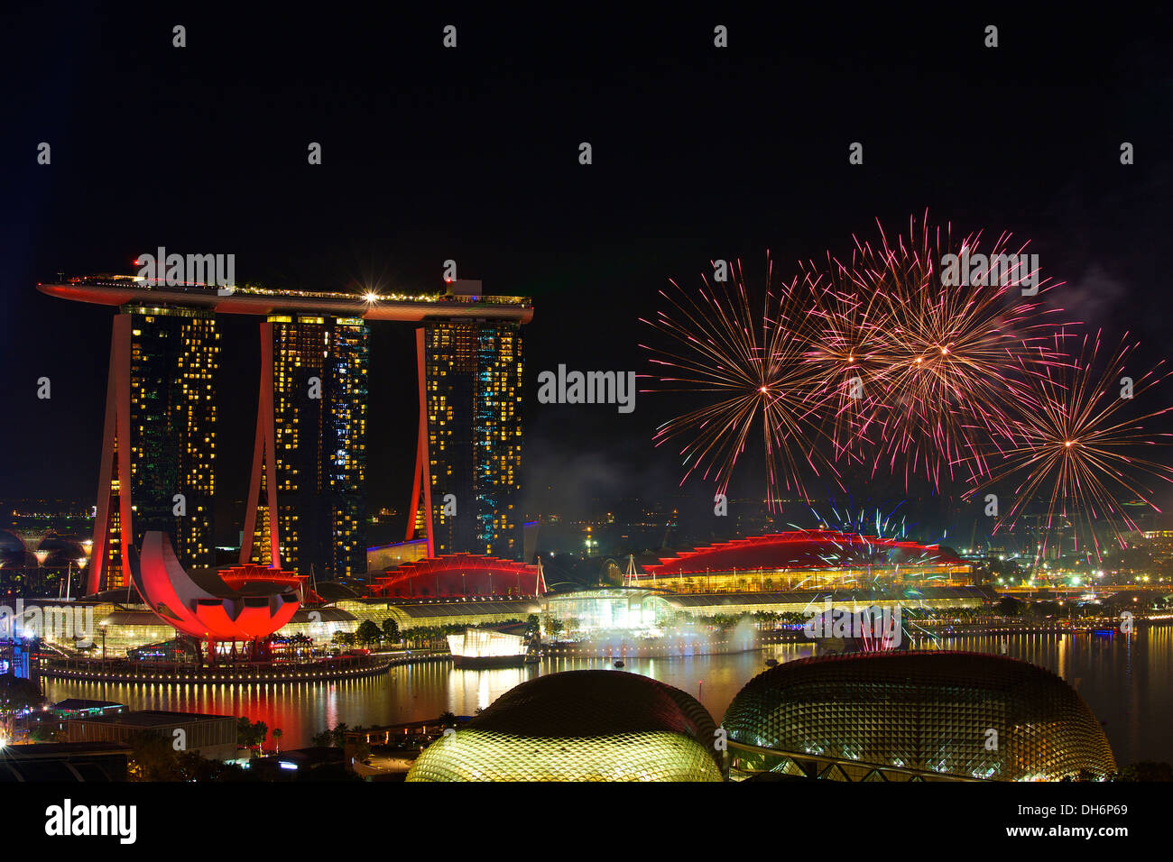 Giornata Nazionale Parade fuochi d' artificio & Laser Light Show su Marina Bay, Singapore. Foto Stock