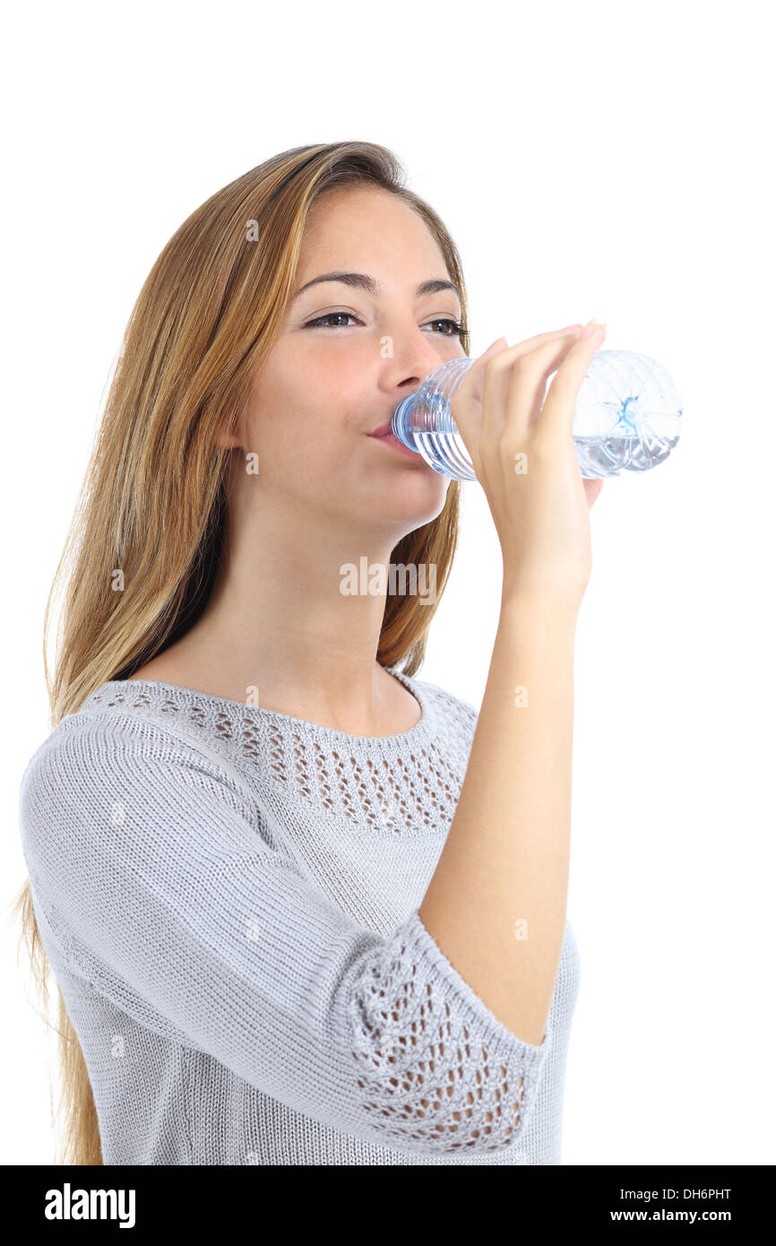 Bella donna di acqua potabile da una bottiglia isolato su uno sfondo bianco Foto Stock