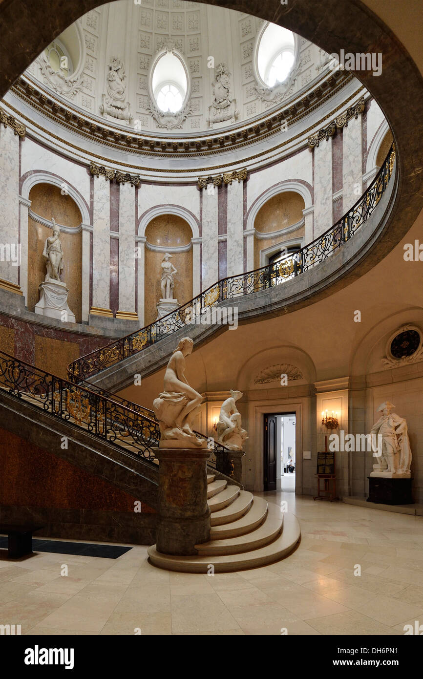 Berlino. Germania. Bode Museum. La tromba delle scale ovali della piccola cupola. Foto Stock