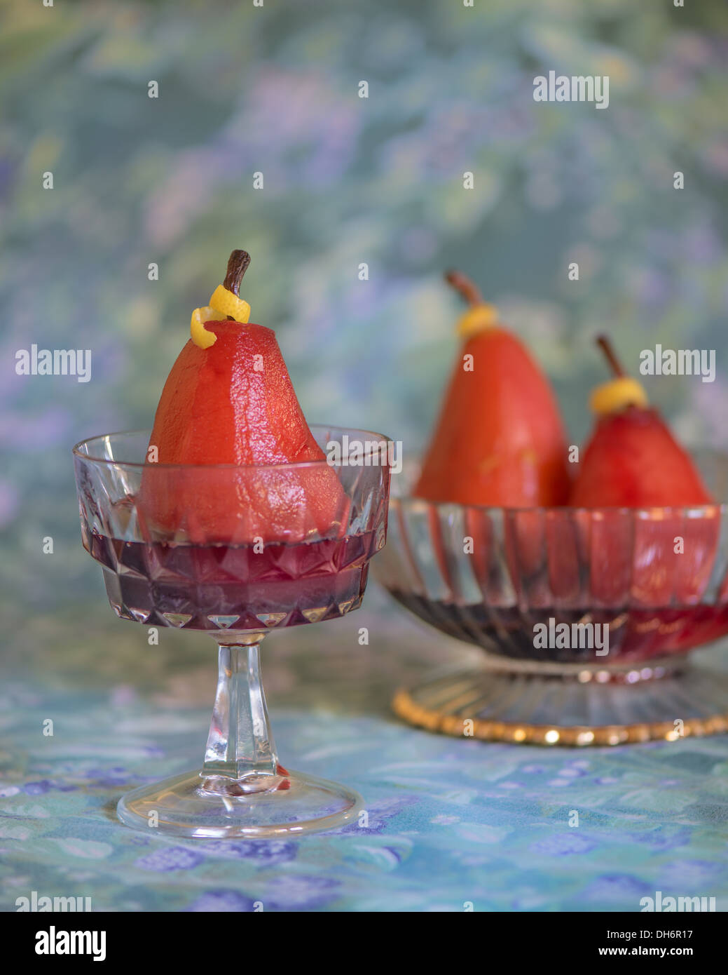 In camicia di pere al vino rosso con sciroppo visualizzati in eleganti che servono pezzi. Foto Stock
