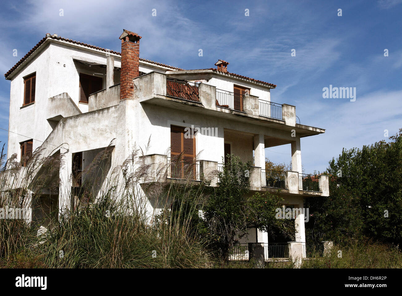 Una proprietà vuota cercando un po' malandato sull'isola greca di Skiathos, una popolare destinazione turistica nel Mare Egeo. Foto Stock