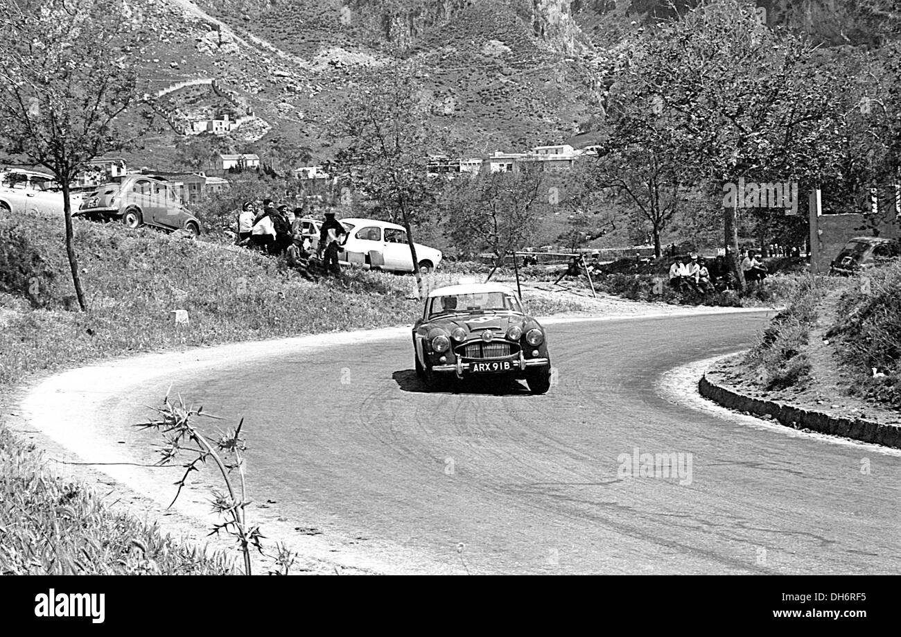 Ted Worswick-Richard Bond Austin-Healey 3000 racing in Targa Florio, Sicilia 1967. Foto Stock