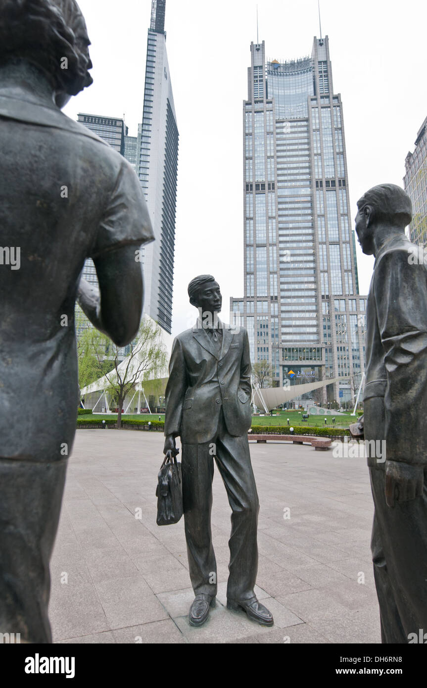 Statue in Lujiazui Park, quartiere Pudong, Shanghai, Cina con Banca del quartier generale di Shanghai (a destra) e Bocom torri finanziarie Foto Stock