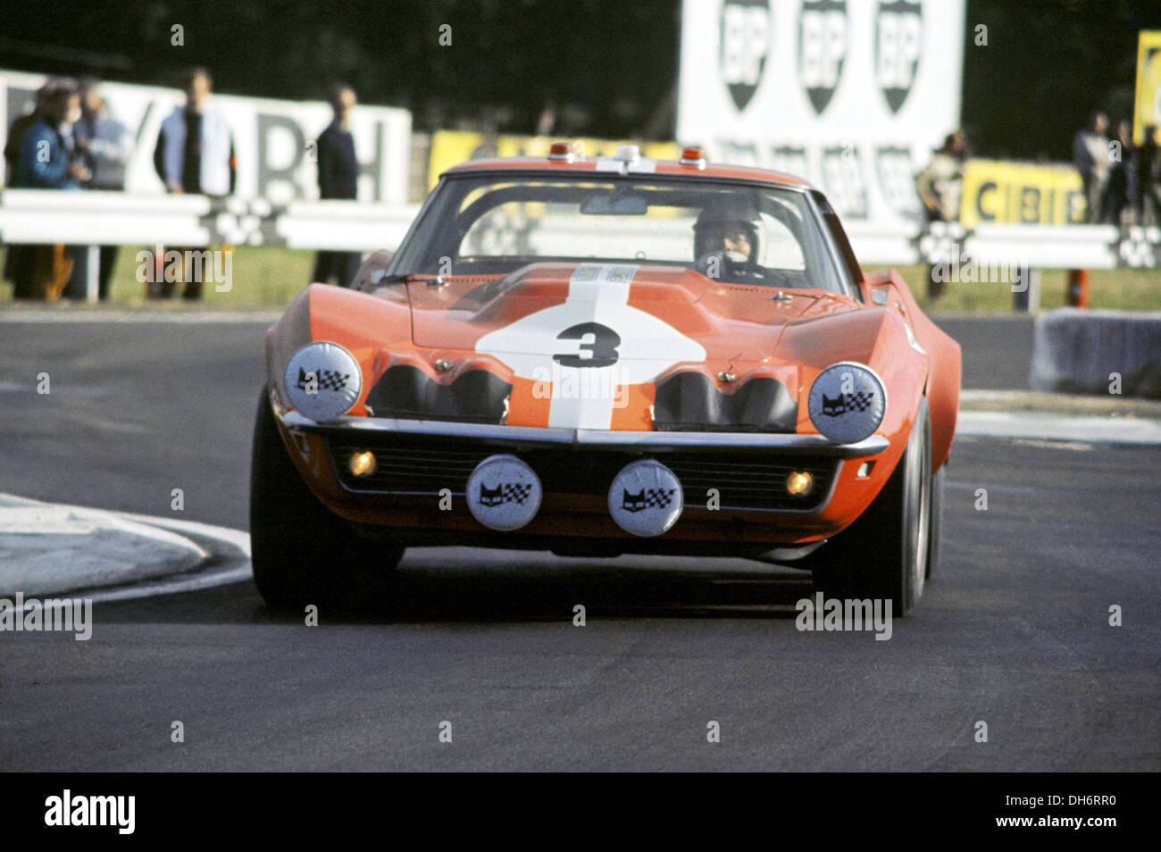 Umberto Maglioli-Henri Greder la Corvette Stingray racing a Le Mans, Francia, giugno 1968. Foto Stock