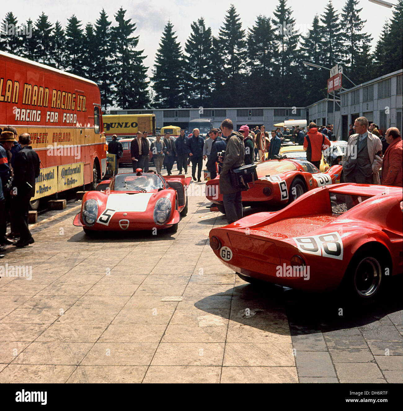 Alfa Romeo T33 nel paddock al Nurburgring 100Km di gara, Germania 1968. Foto Stock