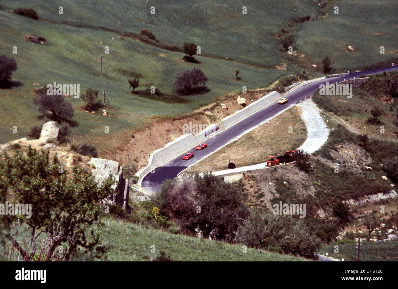 Vetture da Competizione attraverso le montagne della Targa Florio, Sicilia 1968. Foto Stock