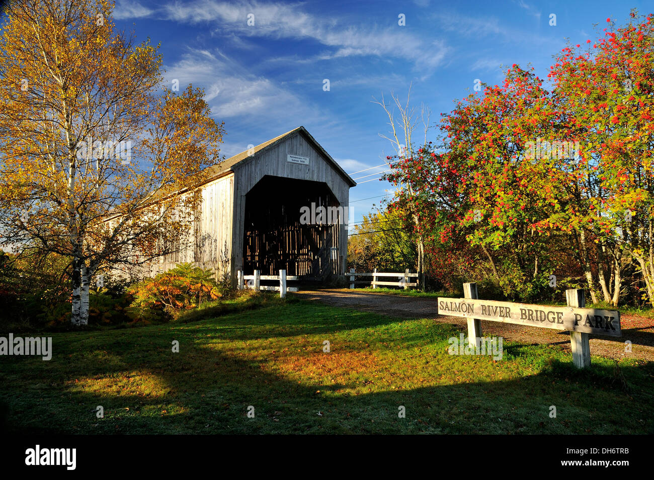 Un ponte coperto e segno di parcheggio nei pressi di Sussex New Brunswick Canada Foto Stock