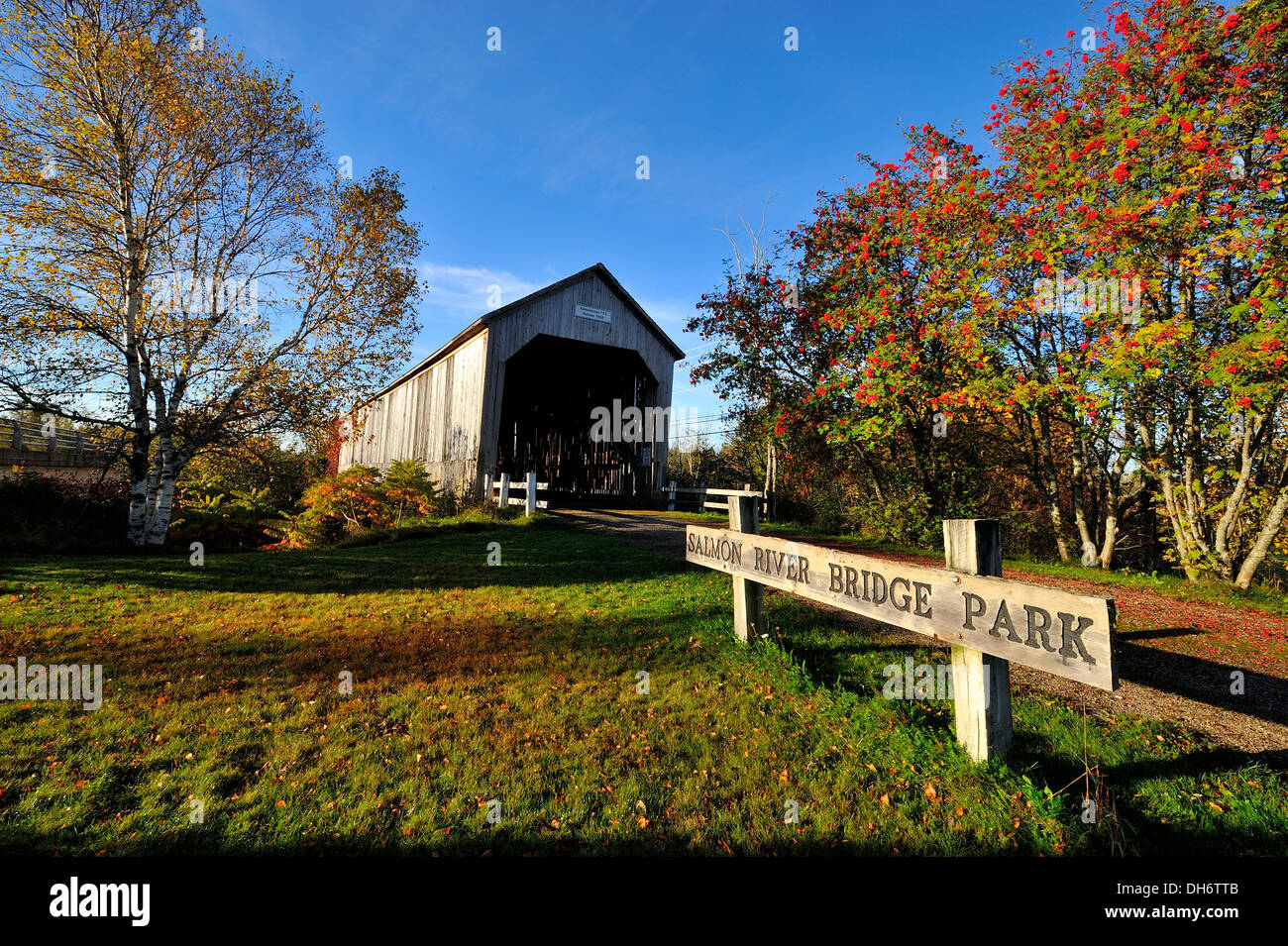 Un ponte coperto e segno di parcheggio nei pressi di Sussex New Brunswick Canada Foto Stock