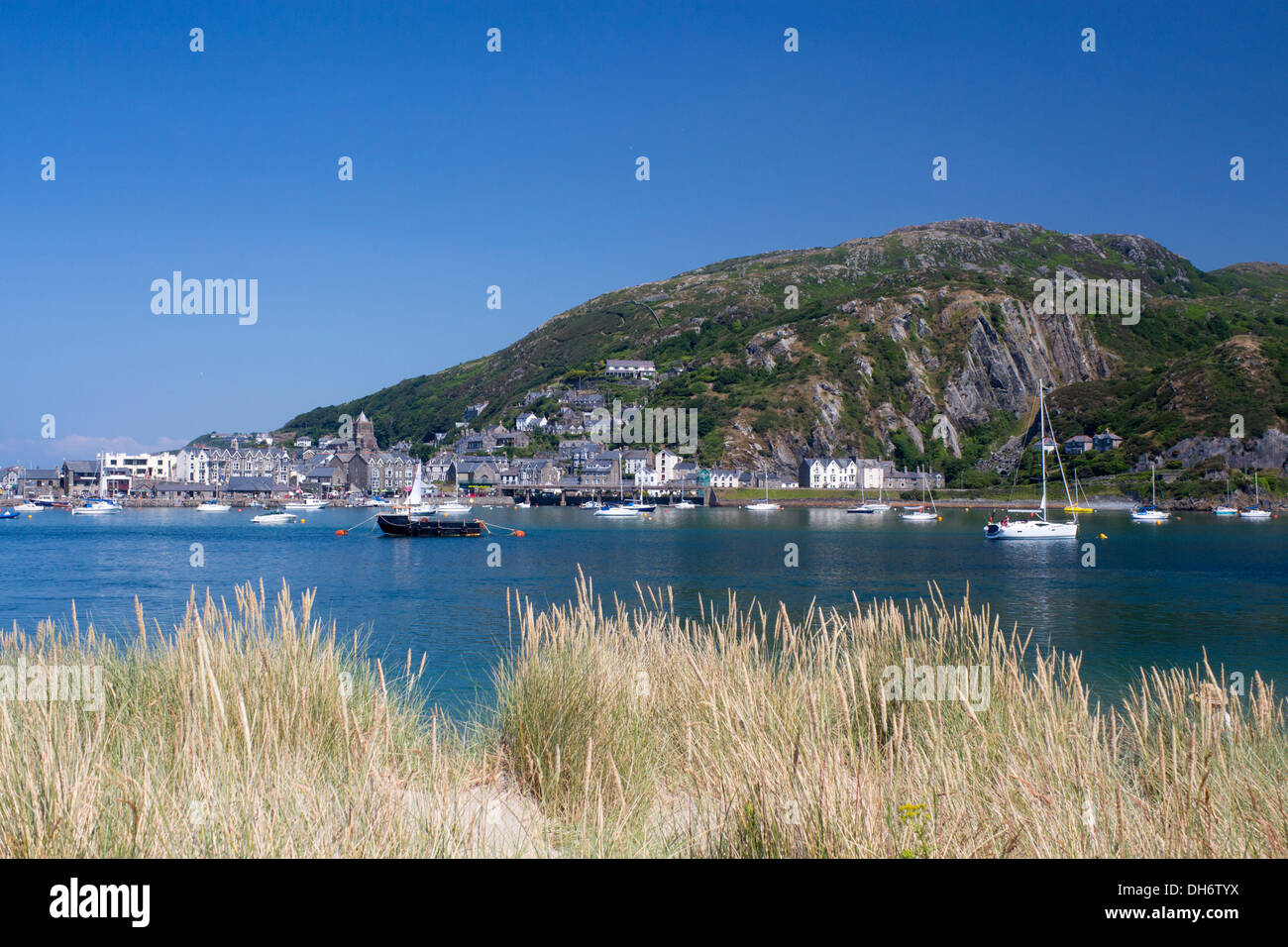 Blaenau Ffestiniog visto da dune di sabbia a Fairbourne Mawddach estuario del fiume Parco Nazionale di Snowdonia Gwynedd Mid Wales UK Foto Stock