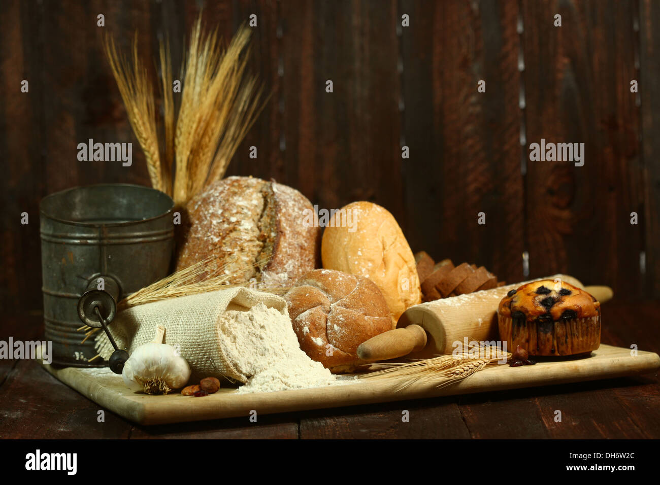 Pane fresco su sfondo di legno Foto Stock