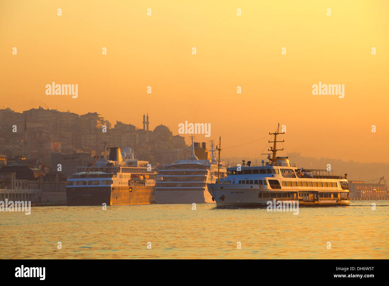 Karakoy Salonu Yolcu Cruise Ship Terminal, Istanbul, Turchia Foto Stock
