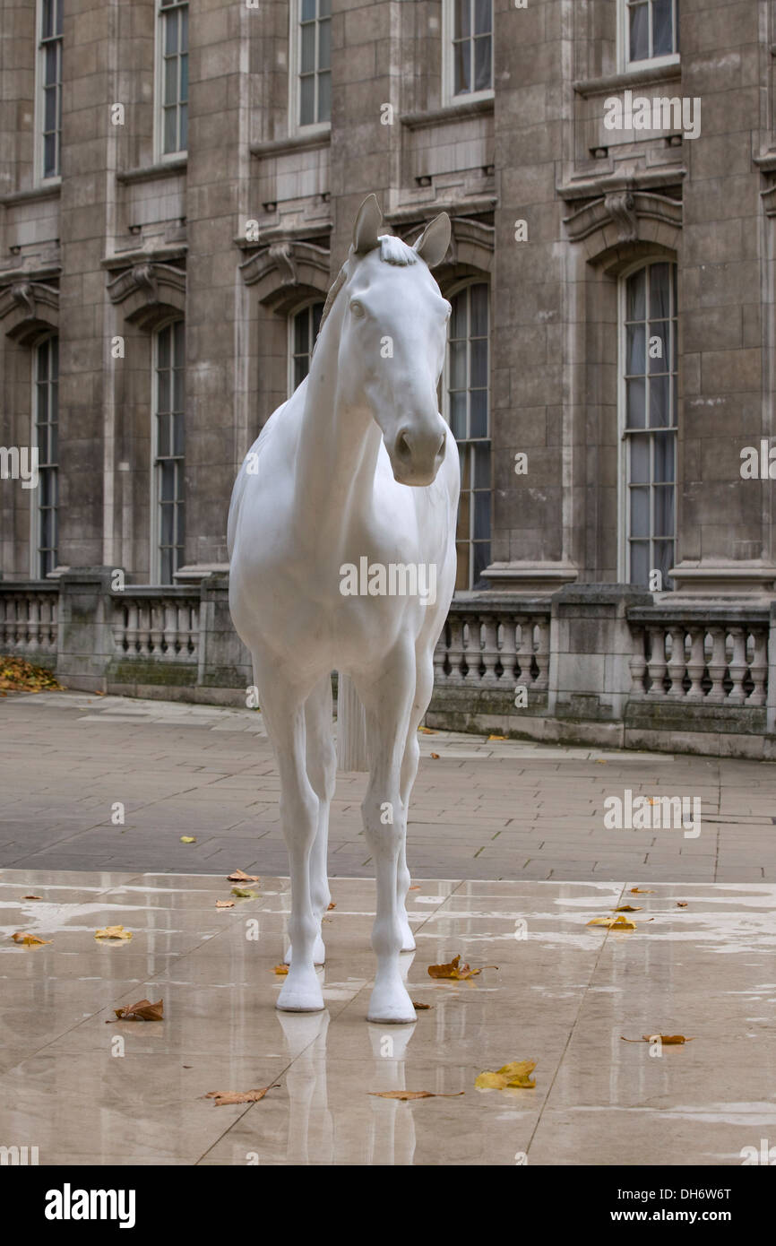 Dimensioni di vita la statua di un cavallo bianco, Premio Turner artista vincitore Mark Wallinge Foto Stock