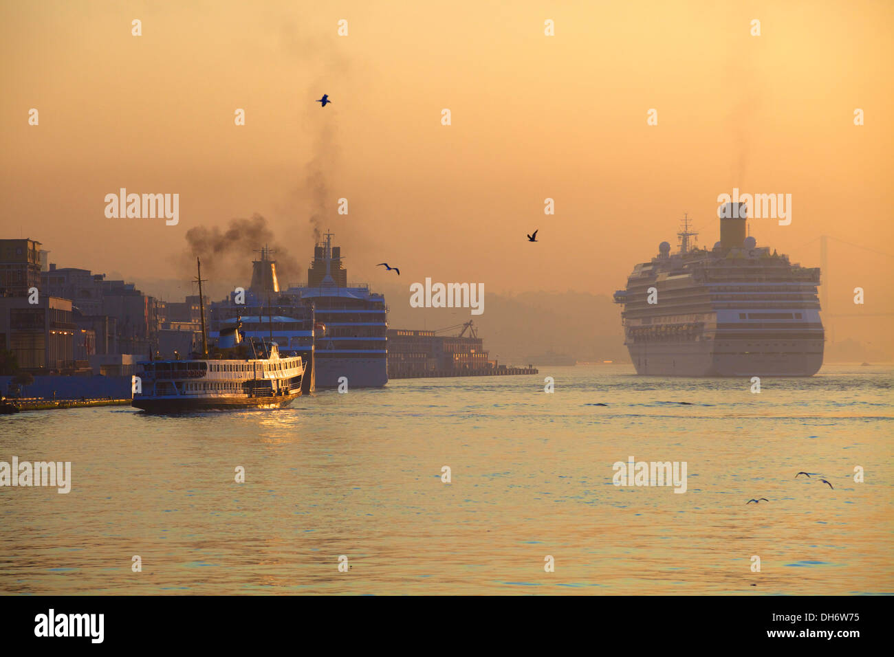 Karakoy Salonu Yolcu Cruise Ship Terminal, Istanbul, Turchia Foto Stock