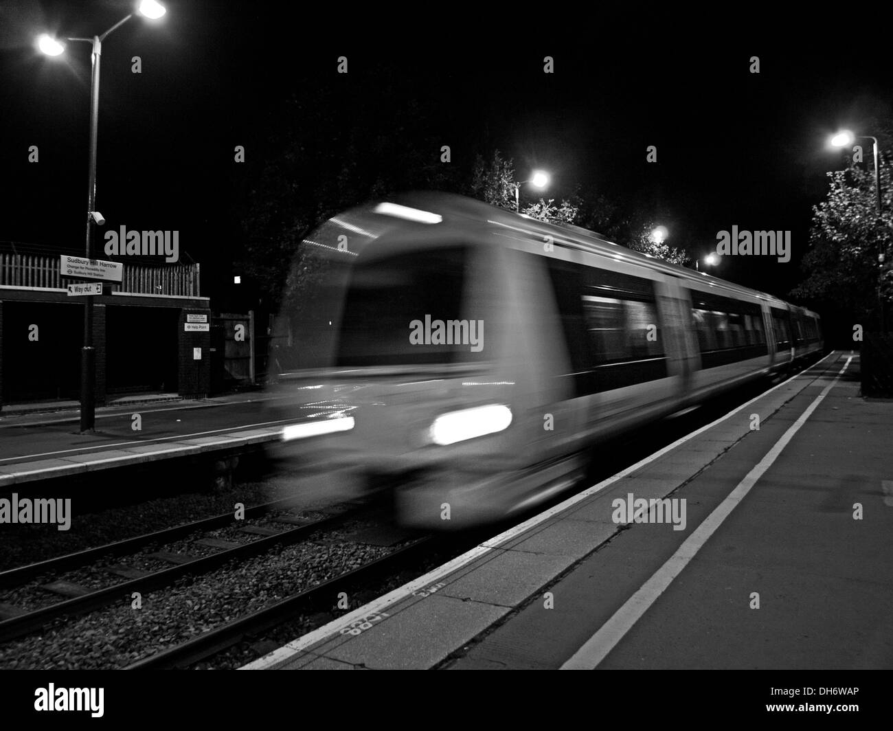 Treno in transito a Sudbury Hill & Harrow di notte, Londra, Inghilterra, Regno Unito Foto Stock