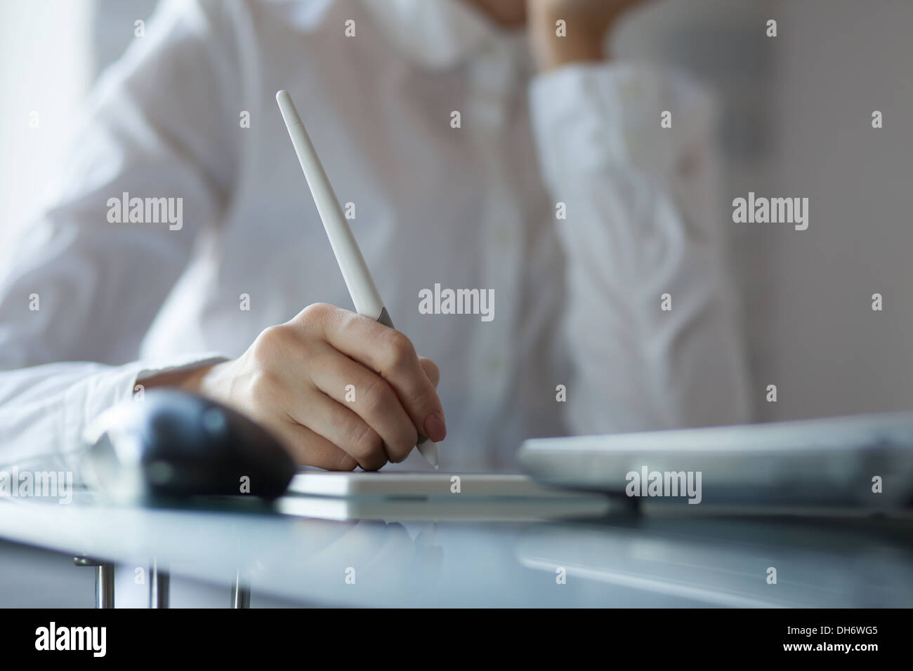 Designer femmina usando tampone di grafica in ufficio Foto Stock