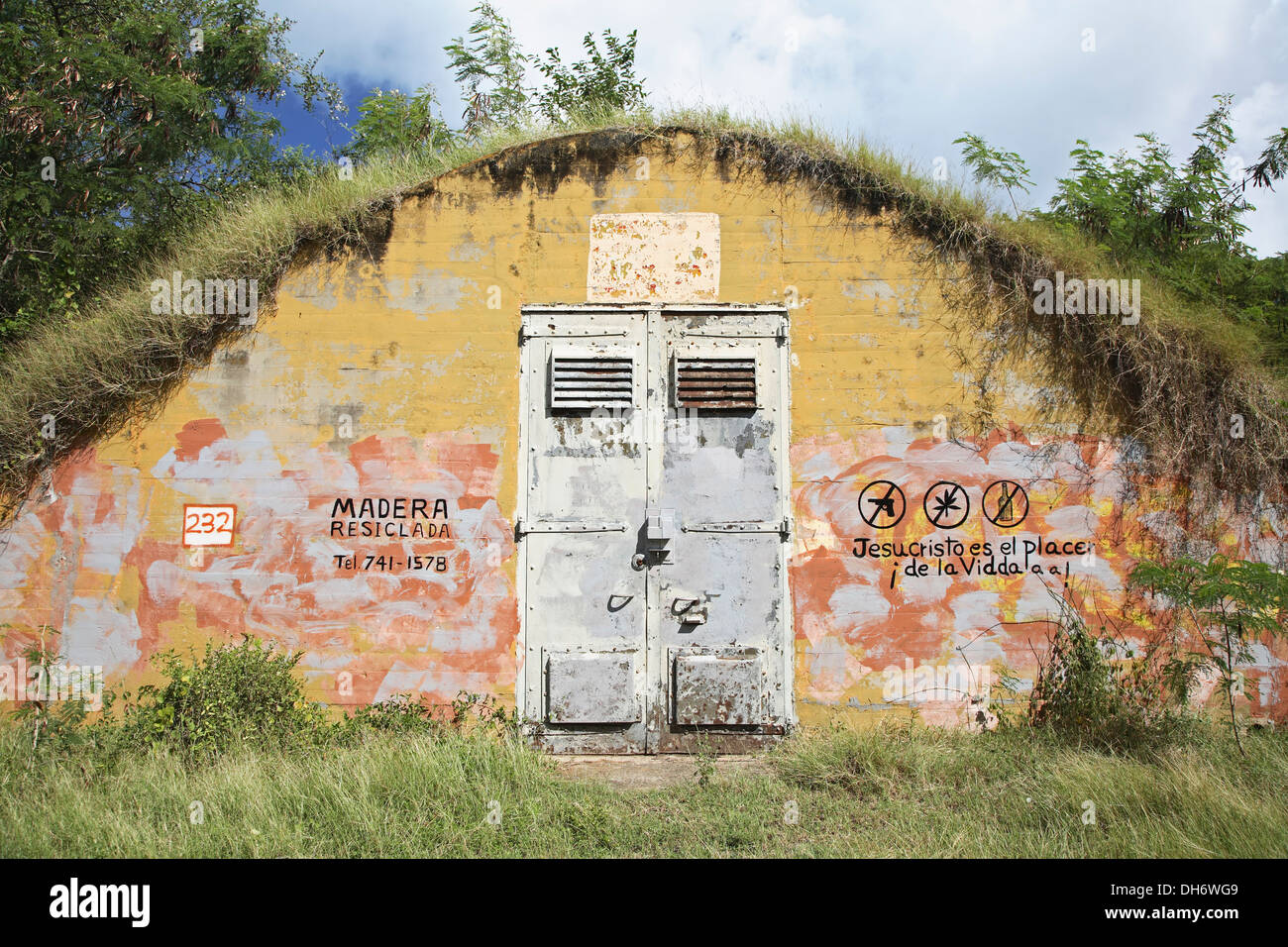 Abbandonato deposito di munizioni, Vieques, Puerto Rico Foto Stock