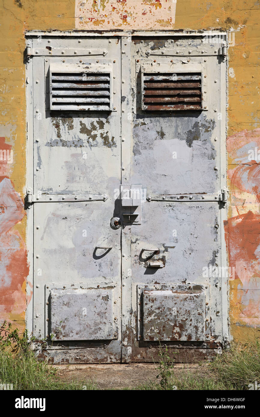 Sportello, abbandonato deposito di munizioni, Vieques, Puerto Rico Foto Stock