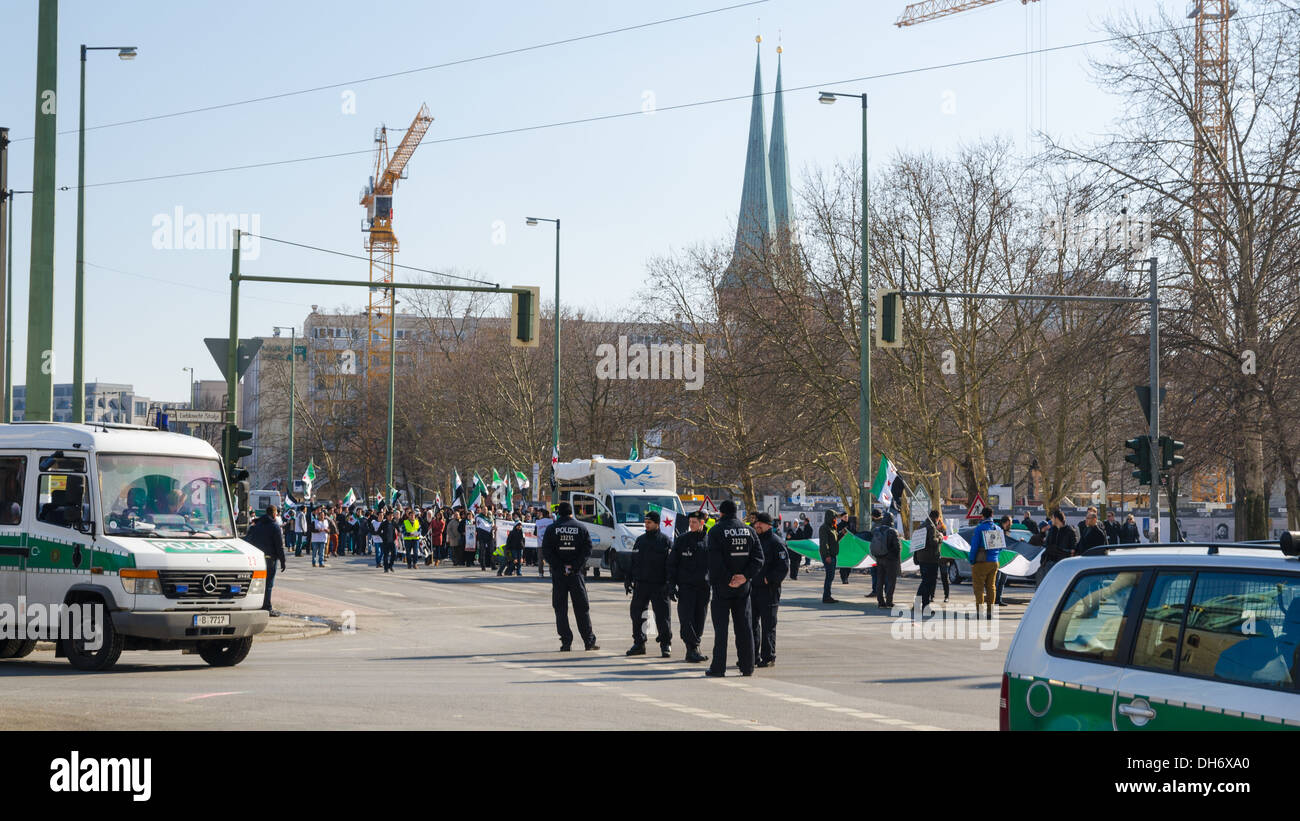 Berlino - marzo 16: manifestazione di protesta contro la dittatura del presidente Bashar al-Assad e una guerra in Siria il 16 marzo 2013. Foto Stock